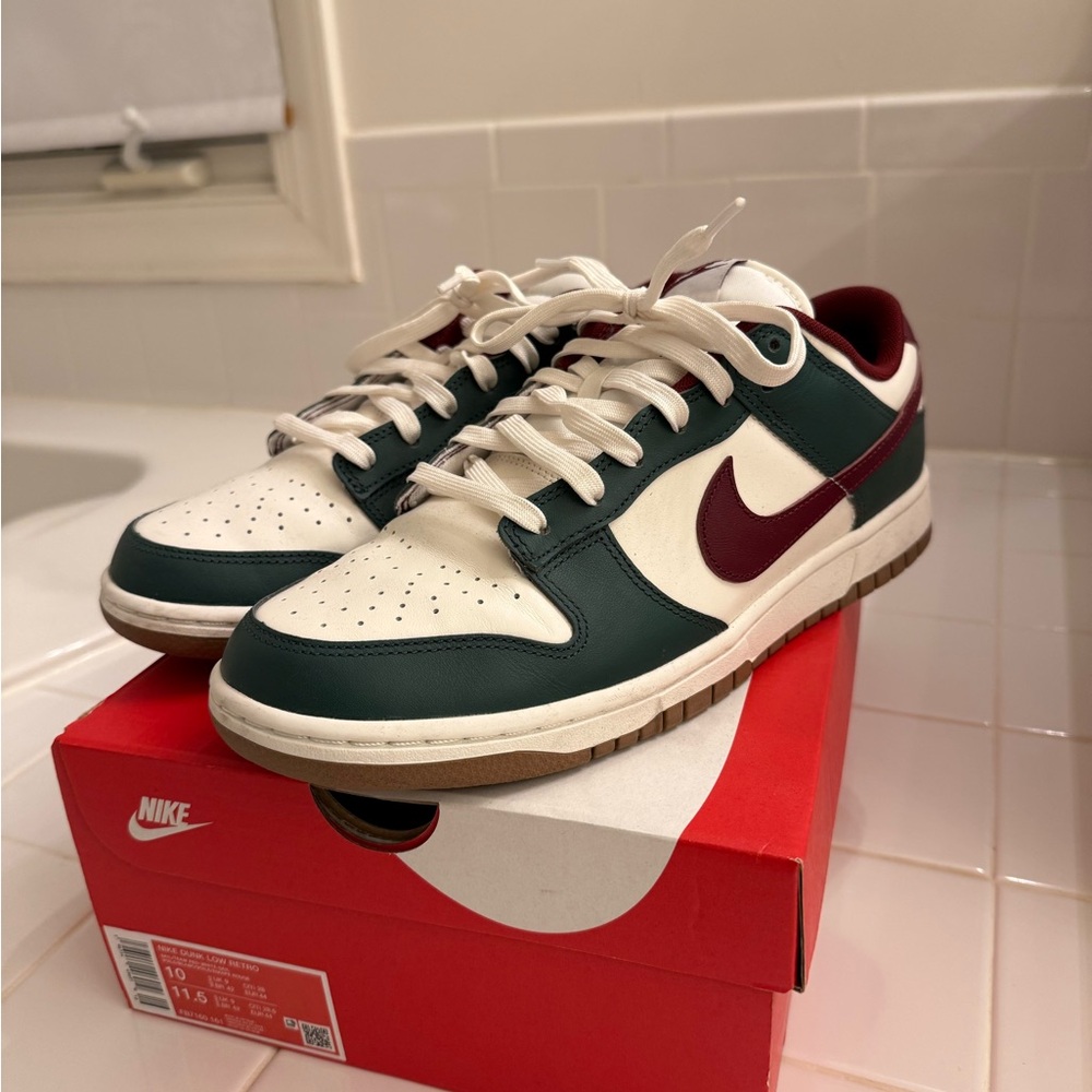 Nike Men's Green and Burgundy Sneakers